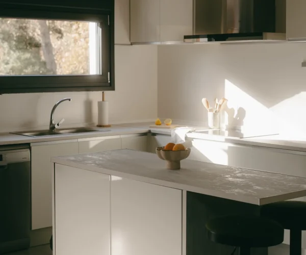 Proyecto de interiorismo para tu cocina con luz natural y detalles modernos